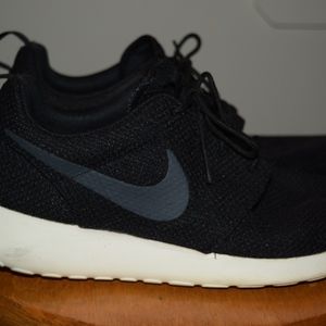 Black Nike Roshe Run